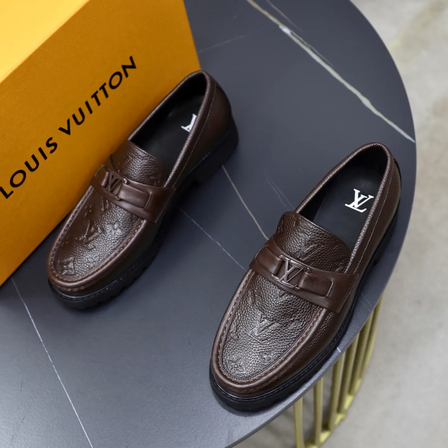 Ex-factory price: 600💰Louis Vuitton LV men's classic Oxford shoes, men's business formal boutique leather shoes, classic style, almond kernel exquisite toe, ultimate art, the whole shoe is made of imported cow leather (open edge beads), carefully selected, fine pores, excellent gloss, soft texture, strong toughness, durable and not easy to deform, apricot fetal cowhide leather lining, soft and comfortable, sweat-absorbent and breathable. Foam outsole, original box and dust bag packaging! Size: 38–44 (45/46 customized)